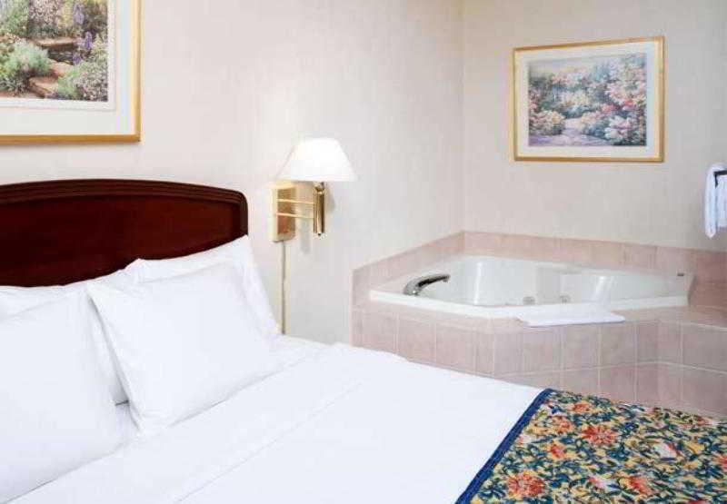 Courtyard Cleveland Independence Hotel Quarto foto